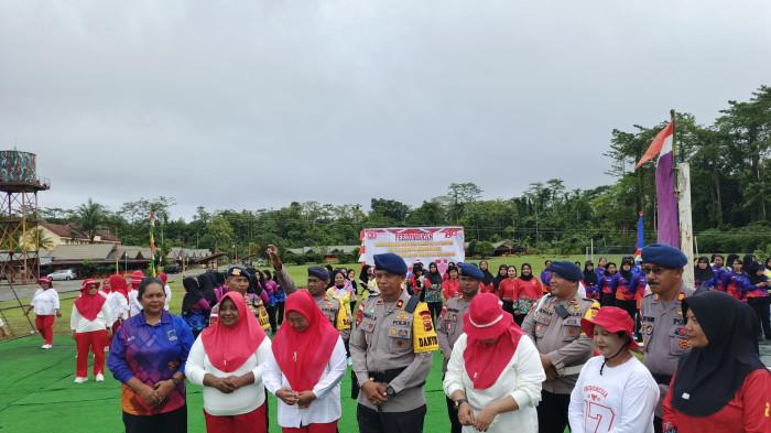 LOMBA- Foto bersama keluarga besar Batalyon B Pelopor Satbrimob Polda Papua gelar perlombaan dalam rangka memeriahkan HUT ke-80 kemerdekaan Republik Indonesia, Selasa (12