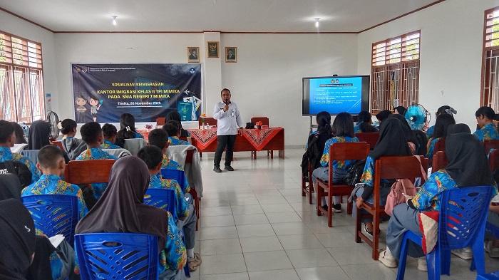 Puluhan Siswa SMA N 7 Mimika Antusias Ikuti Sosialisasi Sekolah Kedinasan Imigrasi