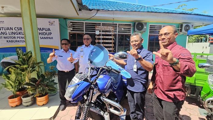 Atasi Sampah Jalur Hijau, DLH Nabire Dapat Tambahan 3 Kendaraan Roda Tiga dari Bank Papua   