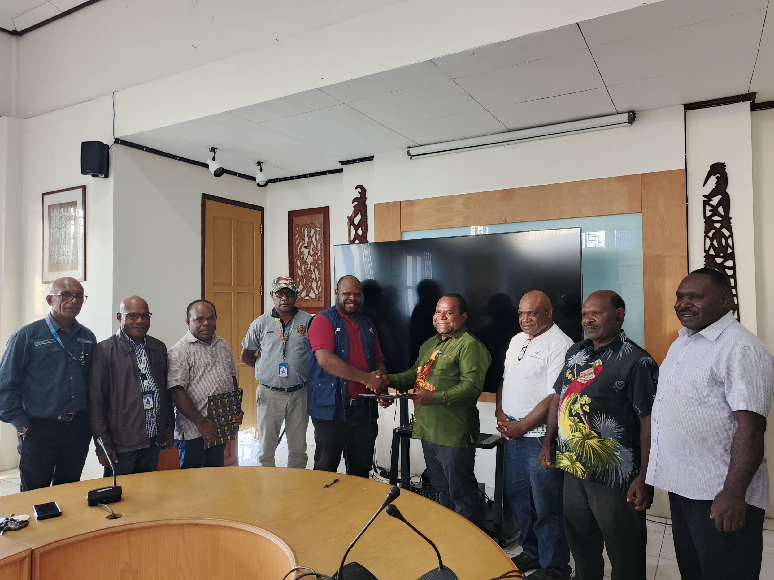 YPMAK Sumbang Rp1,5 M Untuk Pembangunan Kantor Klasis GKII Amungsa dan Aula Sinode GKII Papua Tengah