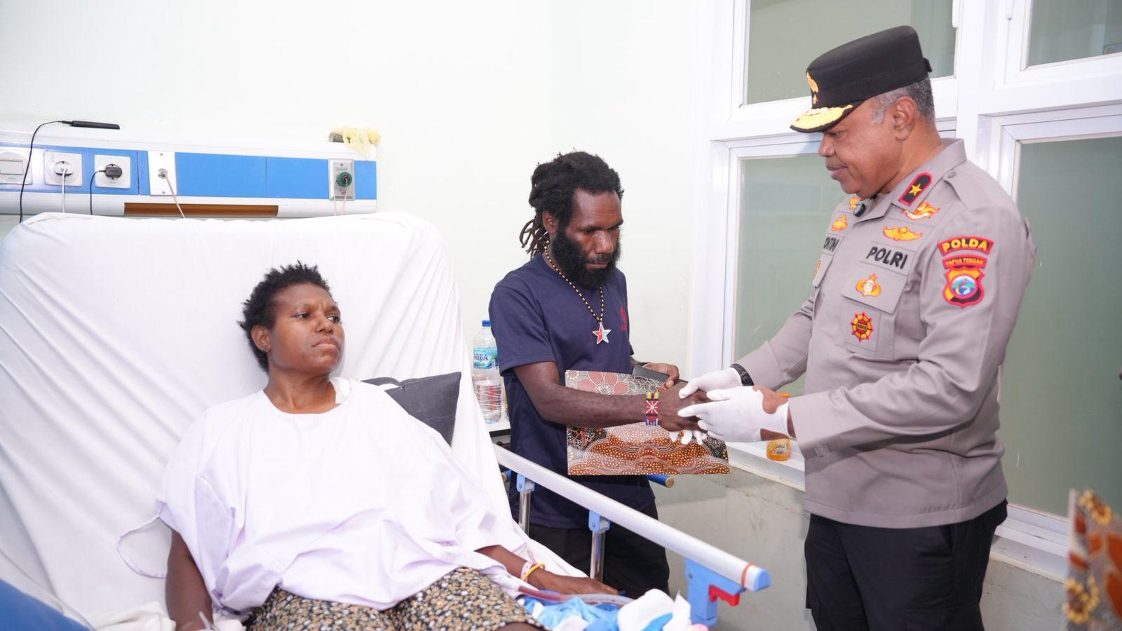 Kapolda Papua Tengah Besuk Korban Penembakan Operasi Militer Tembagapura