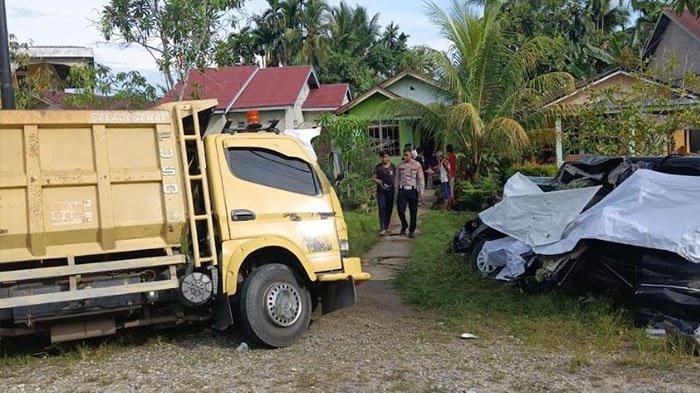 2 Orang Korban Tewas Lakalantas di Jalan Lintas Rengat-Tembilahan Inova Ringsek Hantam Truk