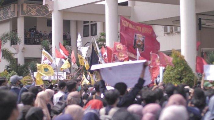 35 Orang Diamankan Saat Aksi Demo Tolak Omnibus Law di DPRD Kalbar, 5 Diantaranya Reaktif Rapid Test