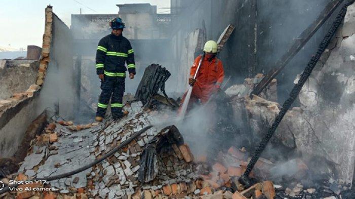 API Mengamuk Jumat Dini Hari,5 Warung Rata dengan Tanah, dari Mana Sumber Api?