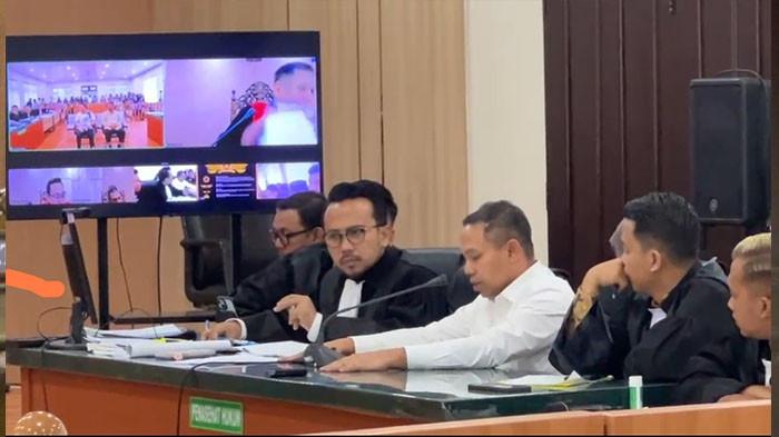 Abdul Wahid saat duduk sebagai terdakwa menjalani sidang lanjutan kasus dugaan korupsi modus pemerasan, Kamis (16/4/2026)/Rizky Armanda