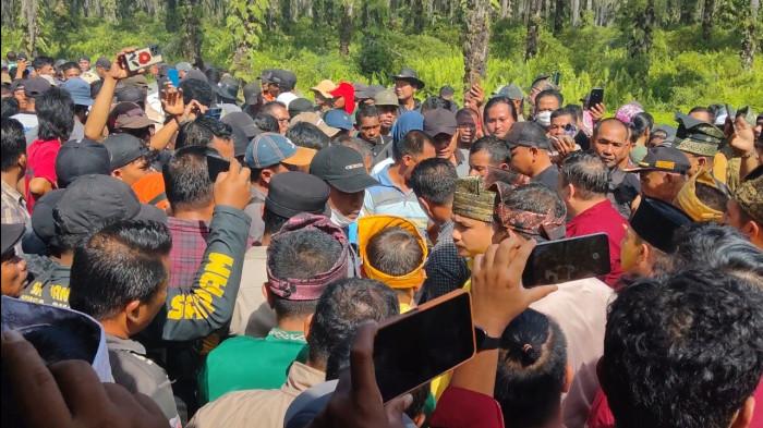 Sempat Tegang,  Warga Persukuan Melayu Rantau Kasai Rohul Pasang Plang di Eks Kebun Torganda