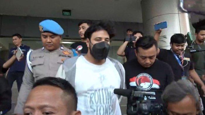 Kembali Ditangkap Karena Narkoba, Tangan Terikat Ammar Zoni Digiring untuk Lakukan Cek Kesehatan