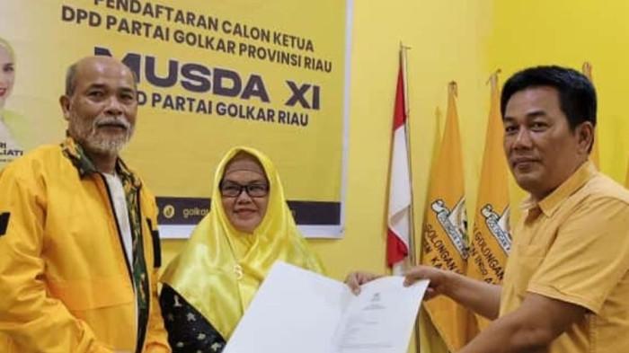 Gagal di Pilkada Rohil, Afrizal Sintong Ambil Formulir Calon Ketua Golkar Riau