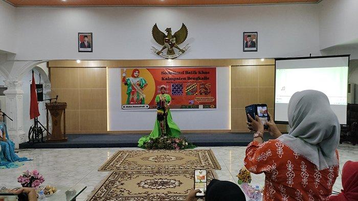 Anisa Humairoh Putri Batik Remaja Indonesia Asal Bengkalis Gencar Perkenalkan Batik Khas Bengkalis