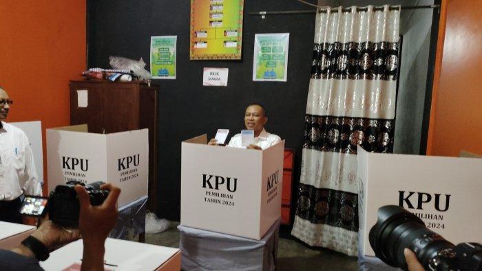 Wakil Bupati Bengkalis Bagus Santoso Salurkan Hak Suaranya di TPS 8 Desa Wonosari