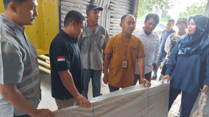 Logistik Pemilu 2024, Bilik Suara Tiba di Bengkalis, Bawaslu Lakukan Pengawasan