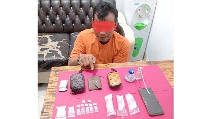 Bhabinkamtibmas dan Warga di Langgam Pelalawan Grebek Rumah Pengedar Narkoba, Sita 19 Gram Sabu