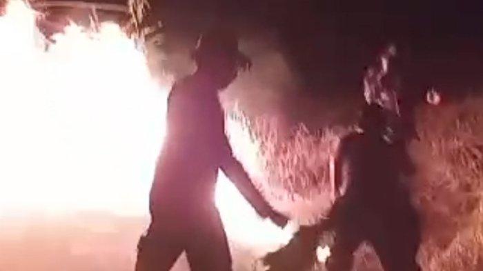 Selang Tak Sampai, Bripka Arsyad Pakai Baju Dinas Padamkan Api Karhutla di Kubu Inhil Malam Hari