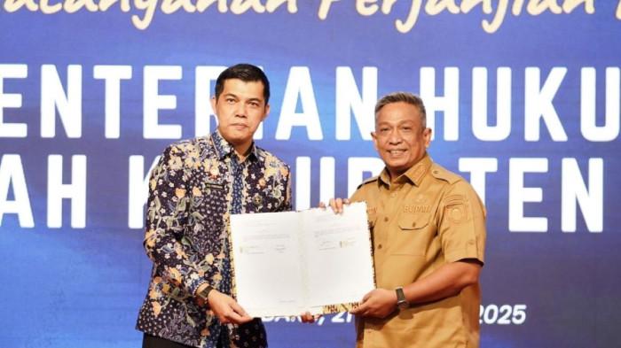 Dukung Pembentukan Pos Bantuan Hukum, Bupati Rohul Diganjar Penghargaan