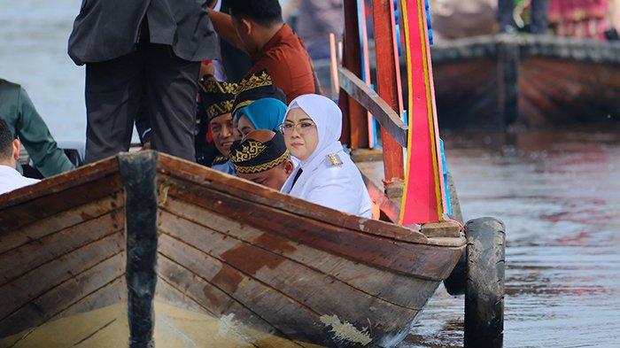 Diajak Makan Beghanyut di Atas Sampan oleh Bupati Siak usai Pelantikan, Gubri Abdul Wahid Terpesona