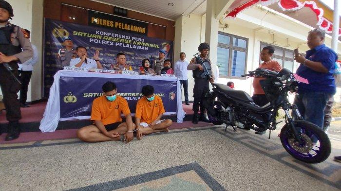 CCTV Ungkap Cara Pelaku Bakar Mobil Petinggi PTSI di Pelalawan Riau, Siram Pertalite Lempar Kayu Api