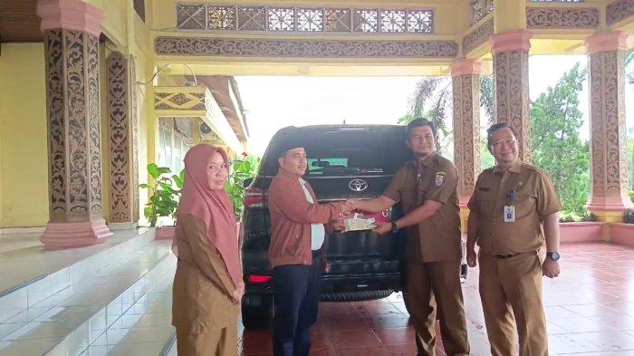 Besok Mulai Cuti Kampanye, Wabup Pelalawan Riau Nasarudin Serahkan 3 Unit Mobnas ke Setdakab