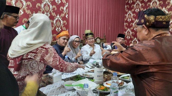 Cak Imin Dikerumuni Massa Hingga Berdesakan ke Area Pertemuan dengan Tokoh-tokoh Riau di Pekanbaru
