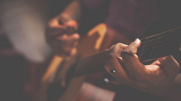 Lirik Lagu Batak Manggandeng Kenangan Dilengkapi Chord Lagu Batak Manggandeng Kenangan