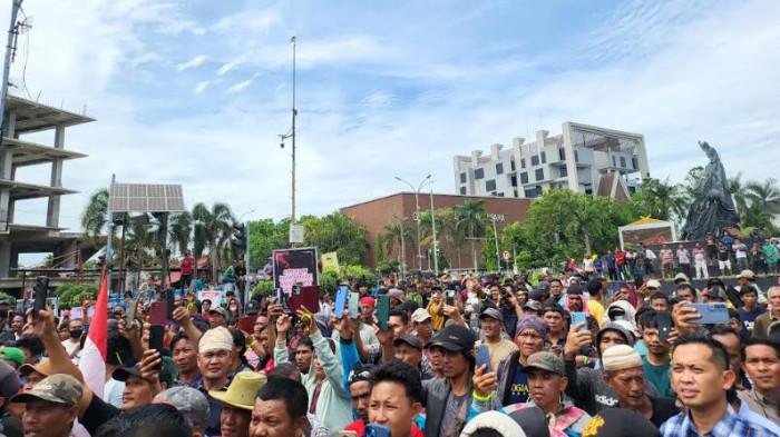 Breaking News: Ribuan Orang Demo di Depan Kantor Gubernur Riau, Tolak Relokasi dari Kawasan TNTN