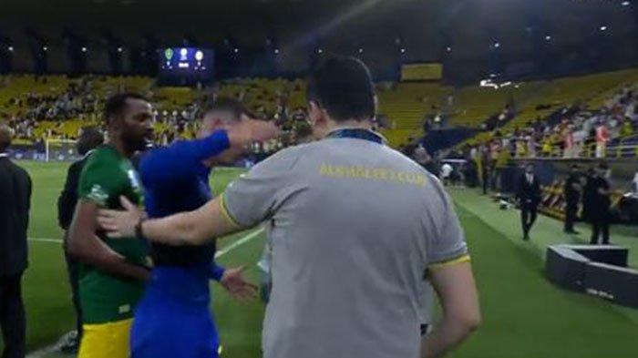 Video Detik-detik Cristiano Ronaldo Mendorong Staff Al Khaleej yang Ajak Selfie, Wajahnya Tak Senang