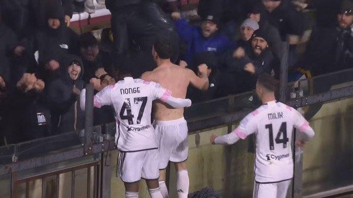 Detik-detik Dusan Vlahovic Emosional , Buka Baju dan Temui Fans Juventus saat Lawan Salernitana