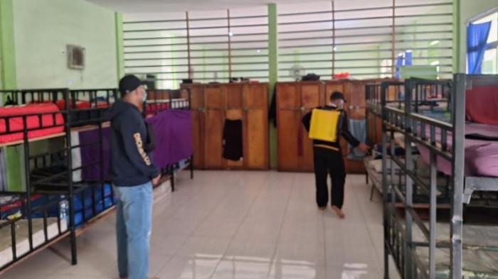 Dinas Kesehatan Kepulauan Meranti melakukan penyemprotan disinfektan