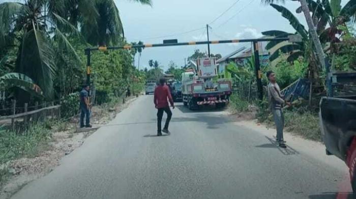 Sempat Diblokade Warga, Dishub Kuansing Akhirnya Pasang Portal Ruas Jalan di Benai