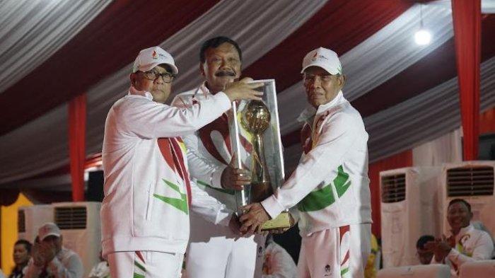 Edy-Natar-dan-Ketua-umum-KONI-Riau-Iskandar-Hoesin-menerima-piala-tetap-juara-umum-Porwil.jpg