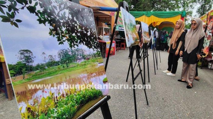FOTO: 17 Karya Fotografi Hasil Jepretan Mahasiswa Disabilitas Dipamerkan di Kampus Unilak Pekanbaru - FOTO_17_Karya_Fotografi_Hasil_Jepretan_Mahasiswa_Disabilitas_Dipamerkan_di_Kampus_Unilak_Pekanbaru1.jpg