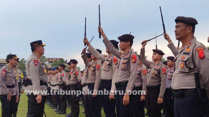 FOTO: Kapolda Riau Pimpin Apel Pengamanan Pemilu - FOTO_Kapolda_Riau_Pimpin_Apel_Pengamanan-_Pemilu_1.jpg
