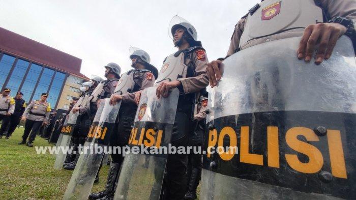 FOTO: Kapolda Riau Pimpin Apel Pengamanan Pemilu - FOTO_Kapolda_Riau_Pimpin_Apel_Pengamanan-_Pemilu_4.jpg