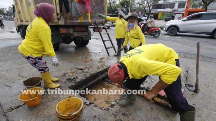 FOTO: Pasukan Kuning Keruk Drainase di HR Soebrantas Pekanbaru - FOTO_Pasukan_Kuning_Keruk_Drainase_di_HR_Soebrantas_Pekanbaru_1.jpg