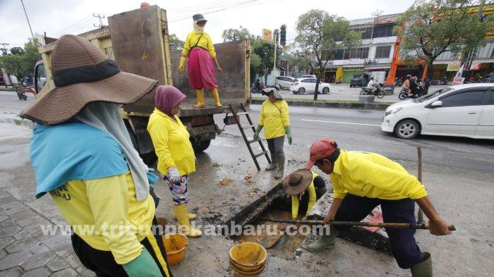 FOTO: Pasukan Kuning Keruk Drainase di HR Soebrantas Pekanbaru - FOTO_Pasukan_Kuning_Keruk_Drainase_di_HR_Soebrantas_Pekanbaru_2.jpg