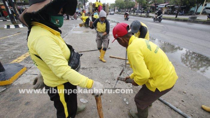 FOTO: Pasukan Kuning Keruk Drainase di HR Soebrantas Pekanbaru - FOTO_Pasukan_Kuning_Keruk_Drainase_di_HR_Soebrantas_Pekanbaru_3.jpg