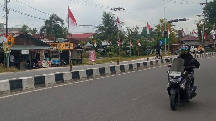 FOTO: Sambut HUT RI, Bendera Merah Putih Berjejer di Median Jalan Sembilang Pekanbaru - FOTO_Sambut_HUT_RI_Bendera_Merah_Putih_Berjejer_di_Median_Jalan_Sembilang_Pekanbaru_1.jpg