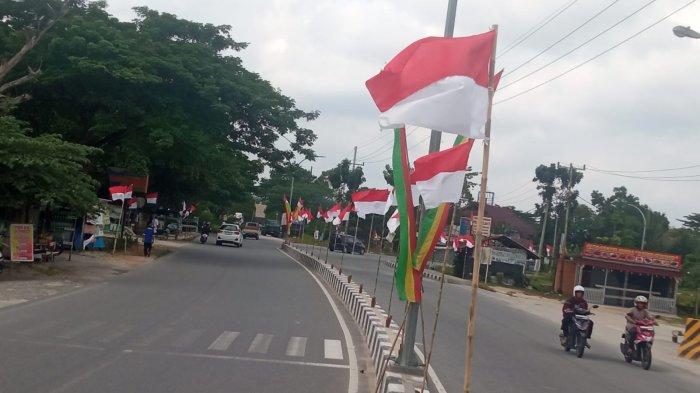 FOTO: Sambut HUT RI, Bendera Merah Putih Berjejer di Median Jalan Sembilang Pekanbaru - FOTO_Sambut_HUT_RI_Bendera_Merah_Putih_Berjejer_di_Median_Jalan_Sembilang_Pekanbaru_2.jpg