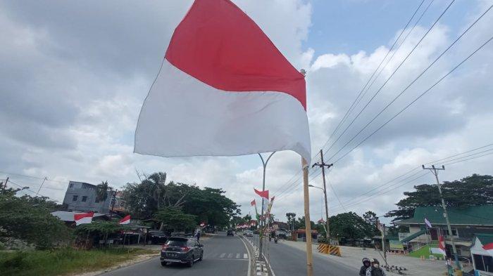FOTO: Sambut HUT RI, Bendera Merah Putih Berjejer di Median Jalan Sembilang Pekanbaru - FOTO_Sambut_HUT_RI_Bendera_Merah_Putih_Berjejer_di_Median_Jalan_Sembilang_Pekanbaru_3.jpg