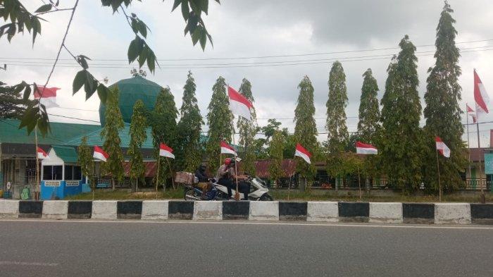FOTO: Sambut HUT RI, Bendera Merah Putih Berjejer di Median Jalan Sembilang Pekanbaru - FOTO_Sambut_HUT_RI_Bendera_Merah_Putih_Berjejer_di_Median_Jalan_Sembilang_Pekanbaru_4.jpg
