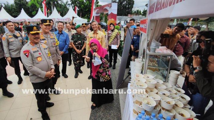FOTO: Wakapolri Tinjau Stan UMKM Saat Acara Bakti Sosial di Pekanbaru - FOTO_Wakapolri_Tinjau_Stan_UMKM_Saat_Acara_Bakti_Sosial_di_Pekanbaru_3.jpg
