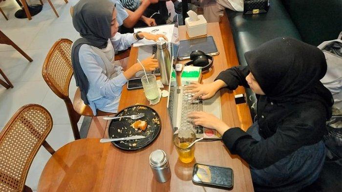 Shabrina (kanan) tengah menyelesaikan tugas kuliah bersama rekannya. Sejak memulai studi di Pekanbaru, ia mengikuti akun @infopku sebagai sumber informasi lokal..