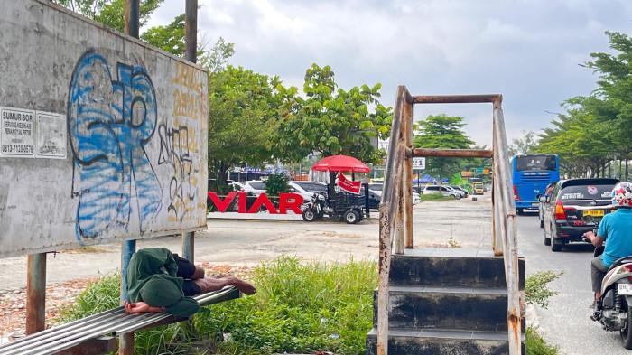 Gelandangan terlelap di satu halte bus TMP di Jalan Soekarno-Hatta, Kota Pekanbaru.