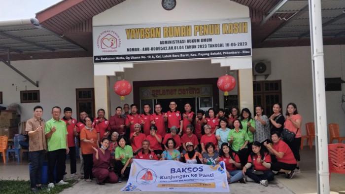 Sambut Hari Pahlawan, Ketua dan Pengurus IKTS Kunjungi Panti Jompo di Pekanbaru