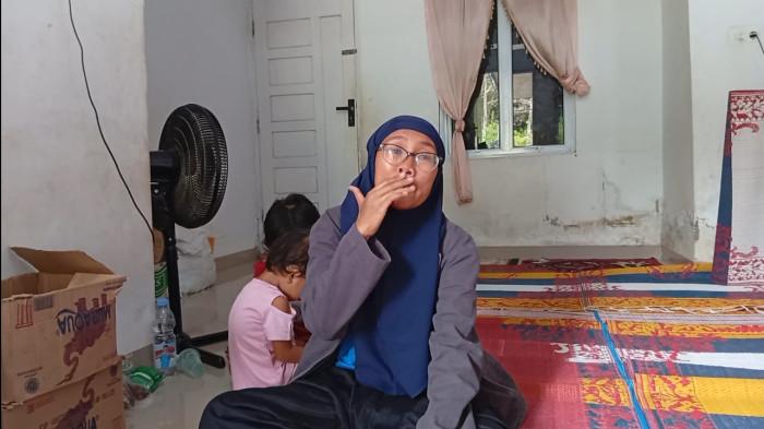 Ibunda MA siswa SD korban dugaan perundungan ditemui di kediamannya,Senin (24/11/2025)