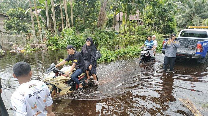 Akses Jalan ke TPS 4 Desa Teluk Latak Bengkalis Riau Tergenang Air, Warga Tetap Salurkan Hak Suara