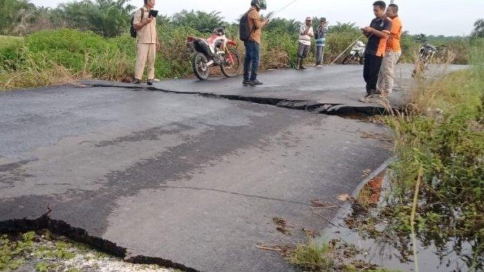 Jalan Penghubung Kecamatan Rusak Akibat Banjir di Kepenghuluan Sekapas-Sekeladi Rohil