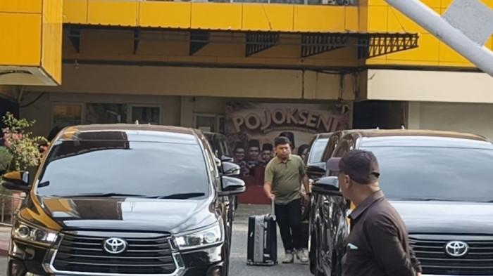 KPK geledah Disdik Riau bawa koper hitam berisi dokumen