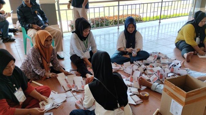 Kejar Target, KPU Kuansing Tambah Petugas Sortir Lipat Surat Suara