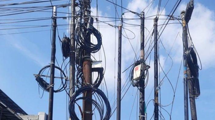 Kabel Semrawut di Pekanbaru Meresahkan, Antara Estetika Kota dan Ancaman Nyawa Pengendara