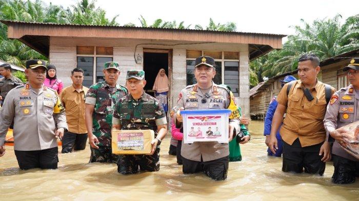 Terobos Banjir, Kapolda Riau Bagikan Bantuan Sembako Hingga Selimut